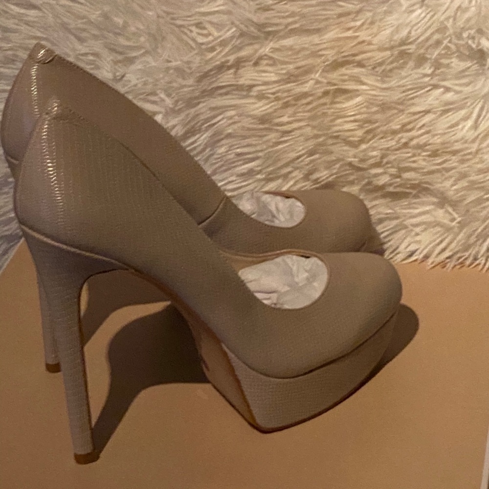 Jessica Simpson beautiful sexy pump Heels 🥰